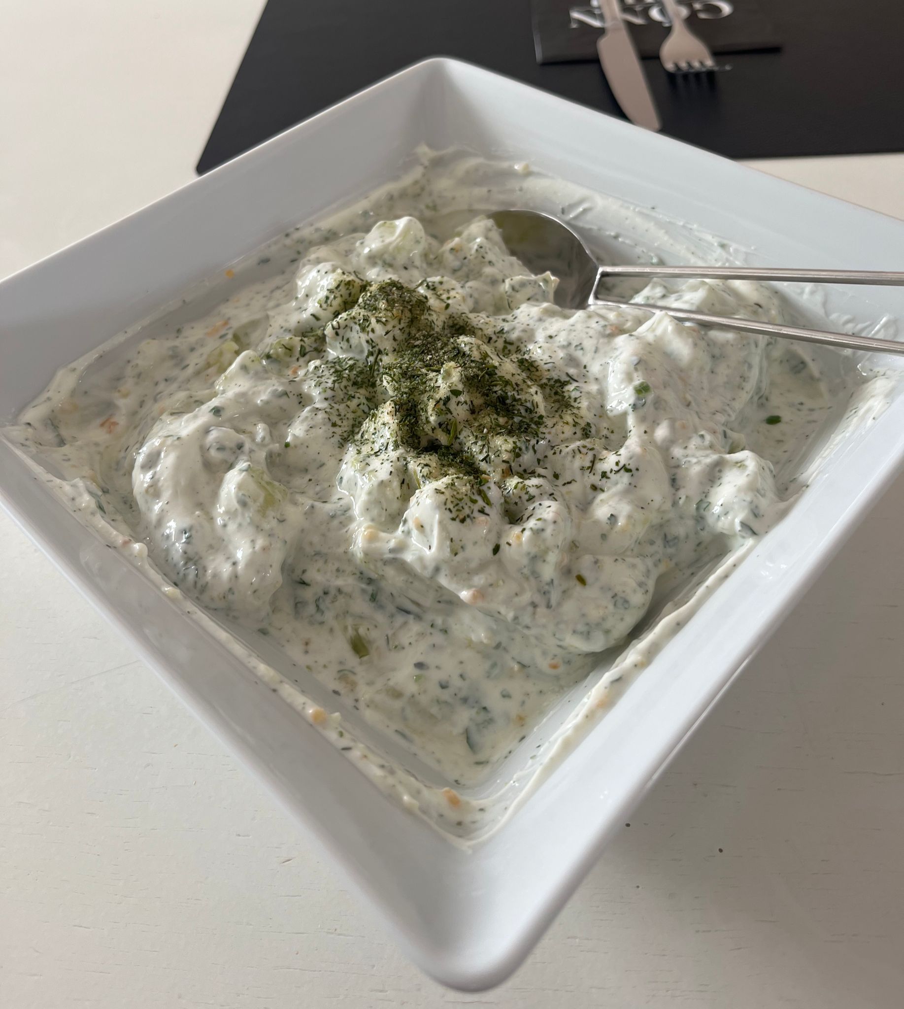 Erfrischender Gurkensalat mit Skyr und Knoblauch-Dressing – 7SPICES Erfrischender Gurkensalat mit Skyr und Knoblauch-Dressing – 7SPICES