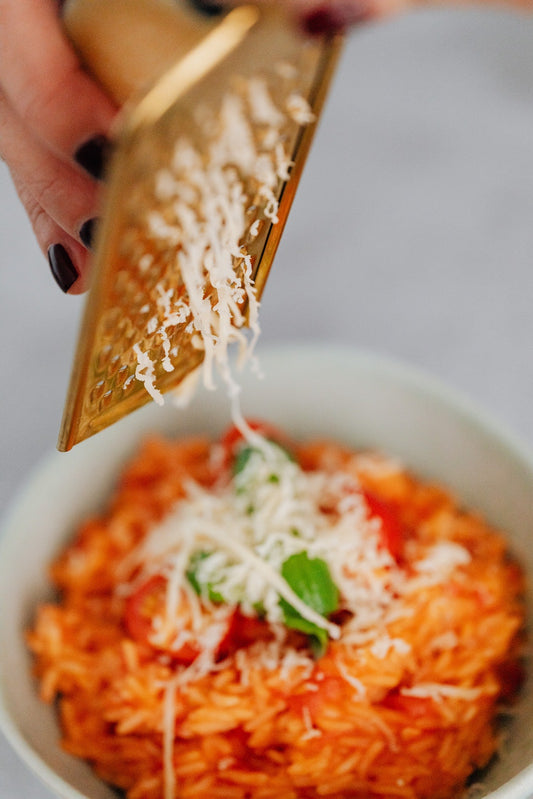 Tomaten Risotto und Käsereibe