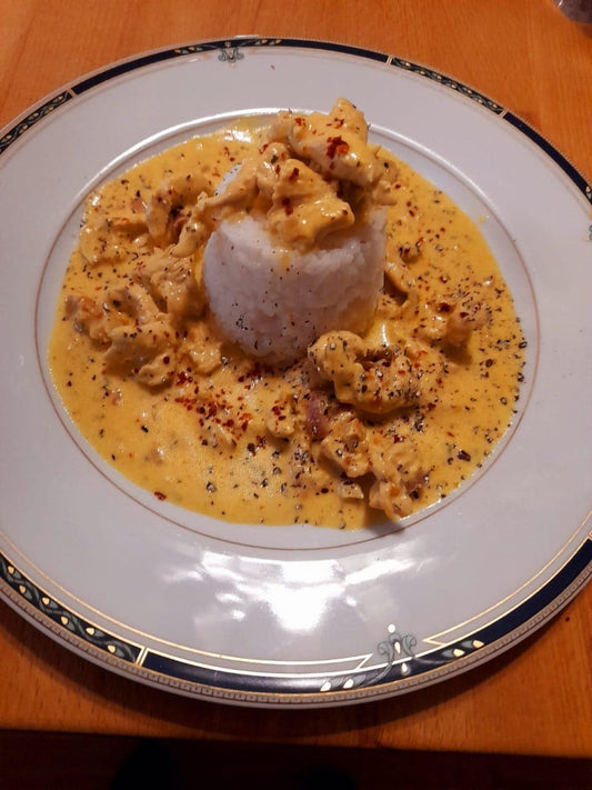 Curry Gericht auf Teller mit Reis