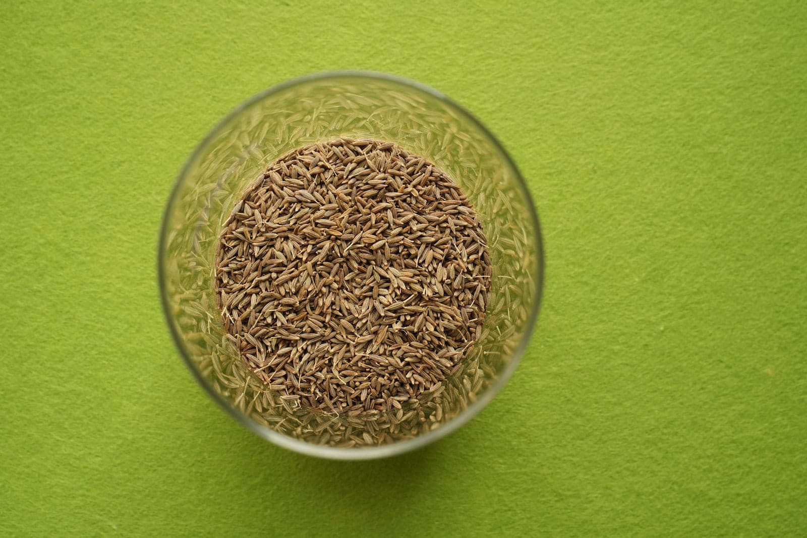 Ganzer Kreuzkümmel in einem Glas