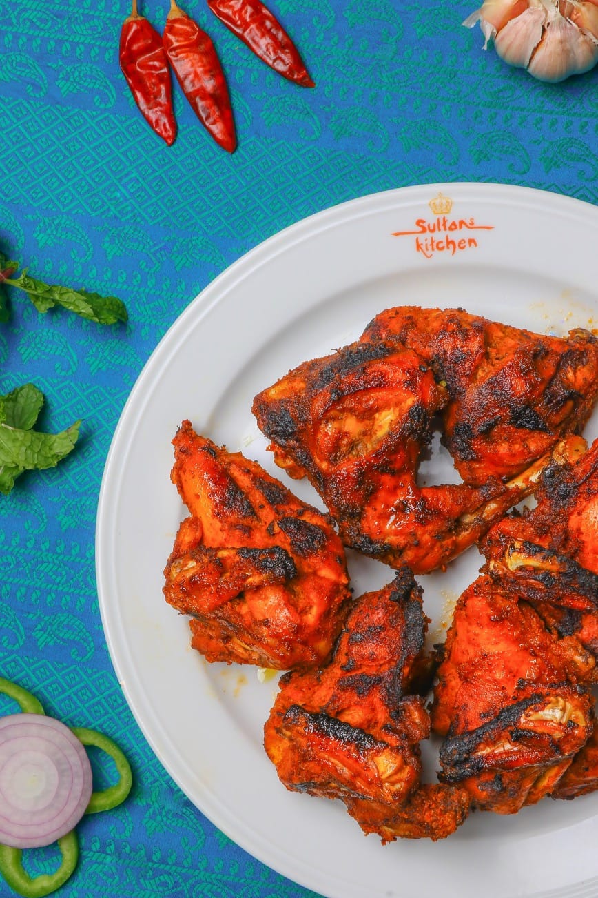 Rotes Tandoori Chicken auf einem Teller